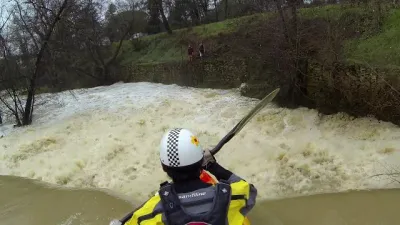 Vue du haut de la chute par gros niveau
